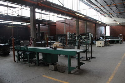 黃屏大使考察浪潮集團津巴布韋電腦組裝工廠，推動計算機信息技術開發合作